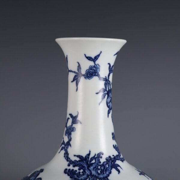 Qing Dynasty Qianlong period blue and white three-dot pattern large vase - Image 4