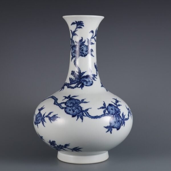 Qing Dynasty Qianlong period blue and white three-dot pattern large vase - Image 5