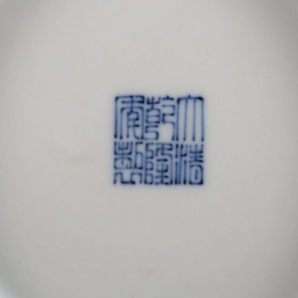 Qing Dynasty Qianlong period blue and white three-dot pattern large vase - Image 6