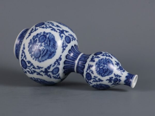 Qing Dynasty Qianlong period blue and white butterfly pattern gourd vase - Image 8