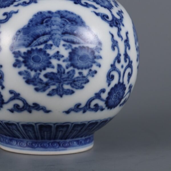 Qing Dynasty Qianlong period blue and white butterfly pattern gourd vase - Image 7