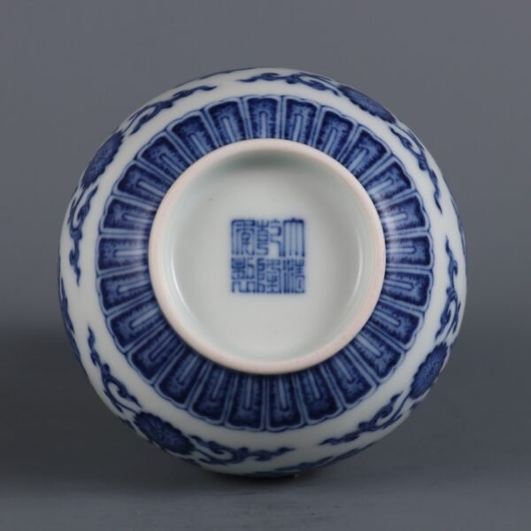 Qing Dynasty Qianlong period blue and white butterfly pattern gourd vase - Image 6
