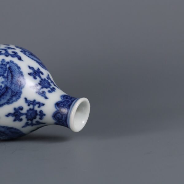 Qing Dynasty Qianlong period blue and white butterfly pattern gourd vase - Image 5