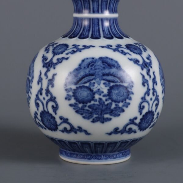 Qing Dynasty Qianlong period blue and white butterfly pattern gourd vase - Image 4