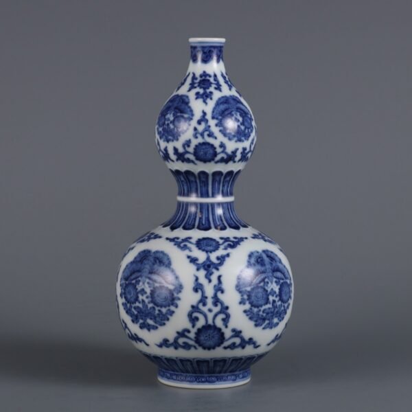 Qing Dynasty Qianlong period blue and white butterfly pattern gourd vase - Image 2