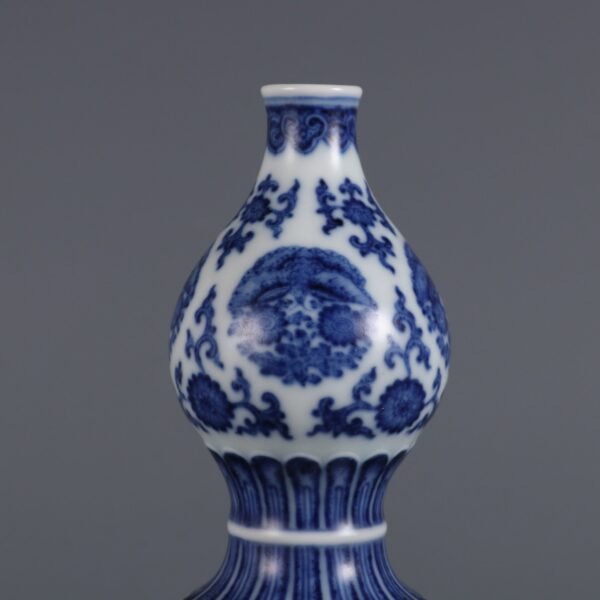Qing Dynasty Qianlong period blue and white butterfly pattern gourd vase - Image 3