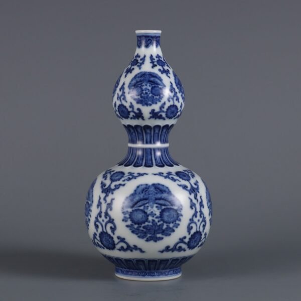 Qing Dynasty Qianlong period blue and white butterfly pattern gourd vase