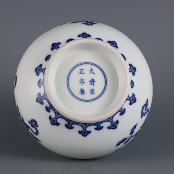 Qing Dynasty Yongzheng period blue and white three-dot pattern jade pot spring vase - Image 3