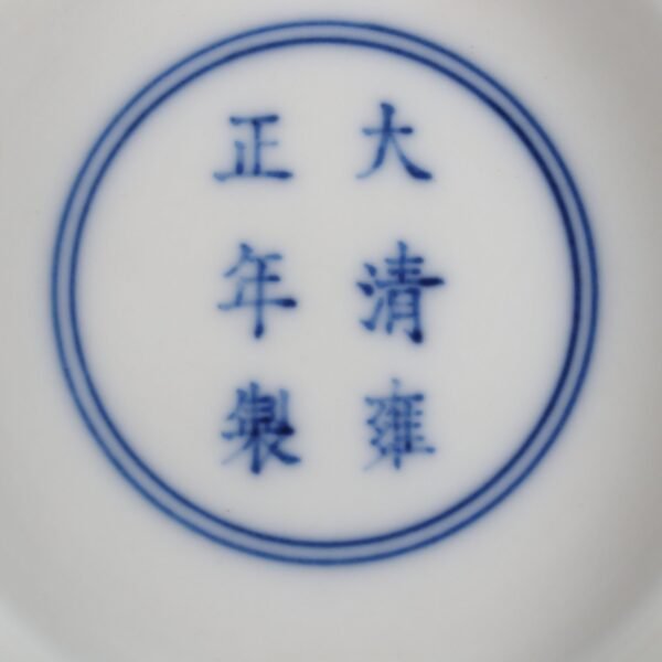 Qing Dynasty Yongzheng period blue and white three-dot pattern jade pot spring vase - Image 4