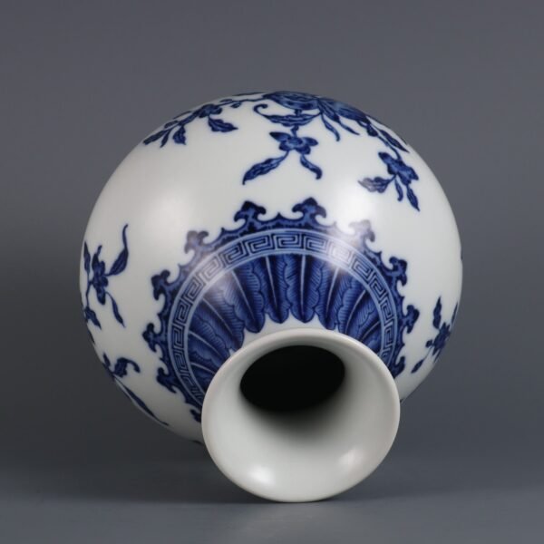 Qing Dynasty Yongzheng period blue and white three-dot pattern jade pot spring vase - Image 5