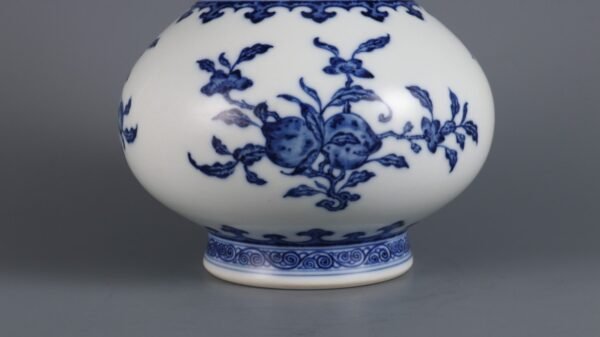 Qing Dynasty Yongzheng period blue and white three-dot pattern jade pot spring vase - Image 6