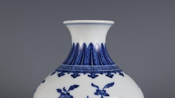Qing Dynasty Yongzheng period blue and white three-dot pattern jade pot spring vase - Image 7