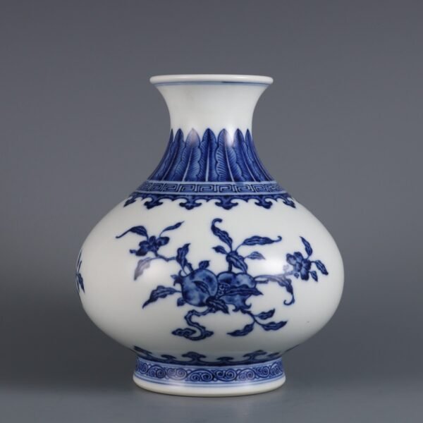Qing Dynasty Yongzheng period blue and white three-dot pattern jade pot spring vase - Image 8