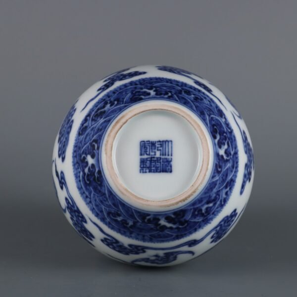 Qing Dynasty Qianlong period blue and white cloud blessing pattern gourd bottle - Image 9