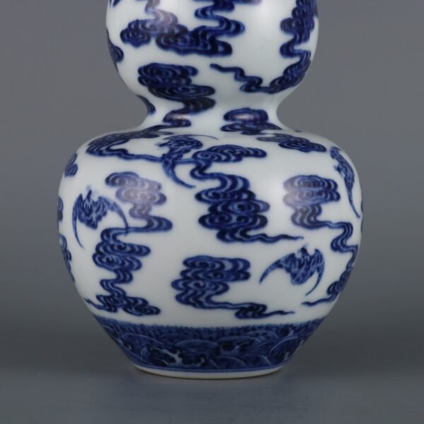 Qing Dynasty Qianlong period blue and white cloud blessing pattern gourd bottle - Image 3