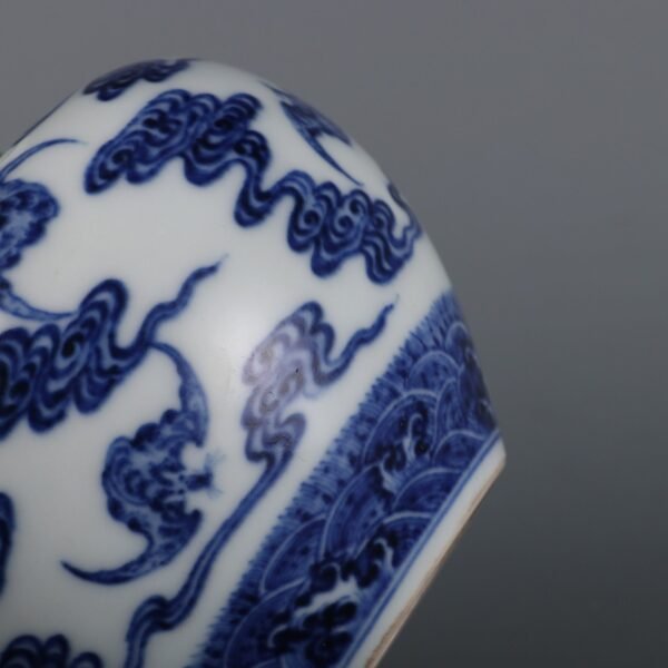 Qing Dynasty Qianlong period blue and white cloud blessing pattern gourd bottle - Image 4