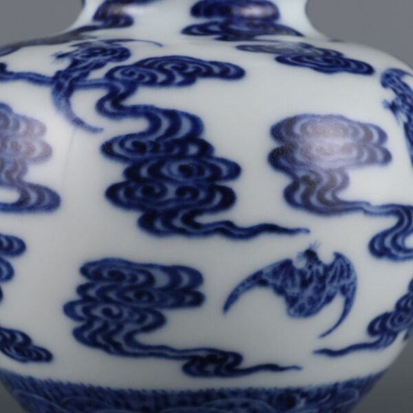 Qing Dynasty Qianlong period blue and white cloud blessing pattern gourd bottle - Image 5