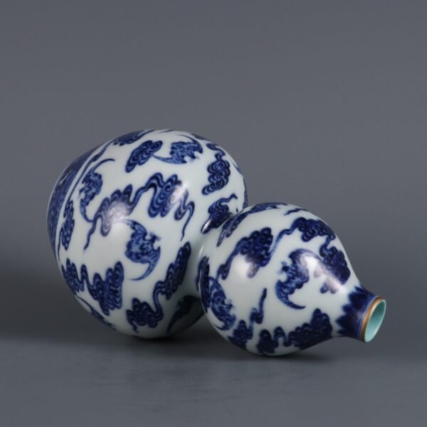 Qing Dynasty Qianlong period blue and white cloud blessing pattern gourd bottle - Image 6