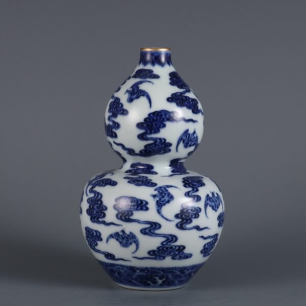 Qing Dynasty Qianlong period blue and white cloud blessing pattern gourd bottle