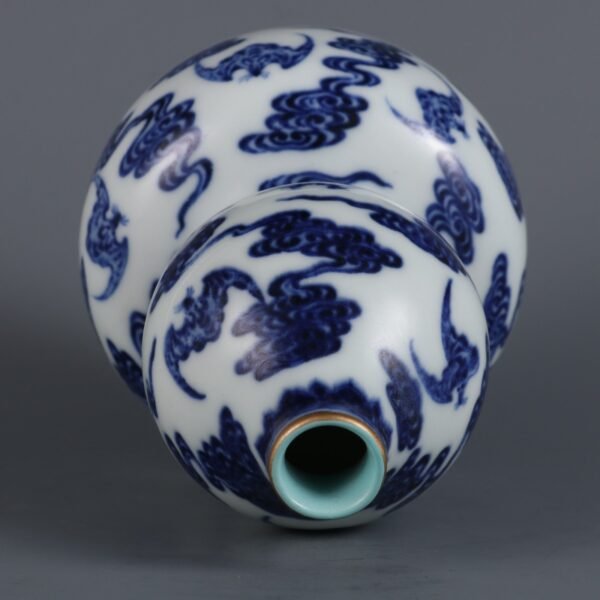 Qing Dynasty Qianlong period blue and white cloud blessing pattern gourd bottle - Image 7