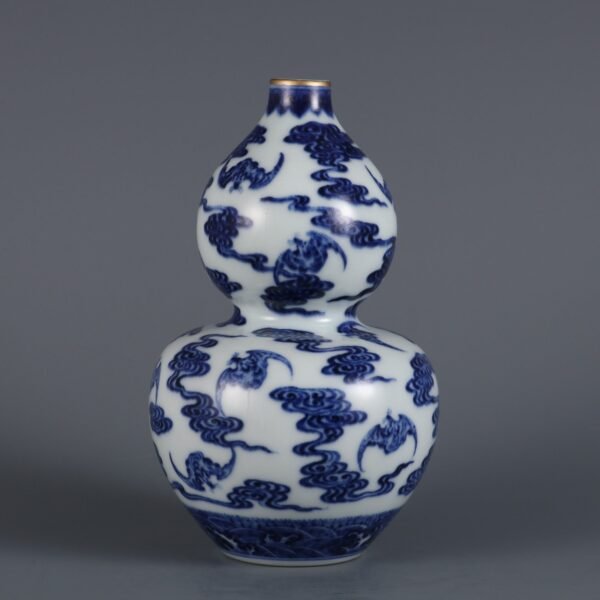 Qing Dynasty Qianlong period blue and white cloud blessing pattern gourd bottle - Image 2