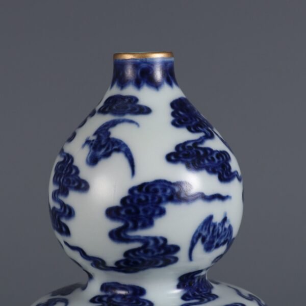 Qing Dynasty Qianlong period blue and white cloud blessing pattern gourd bottle - Image 8