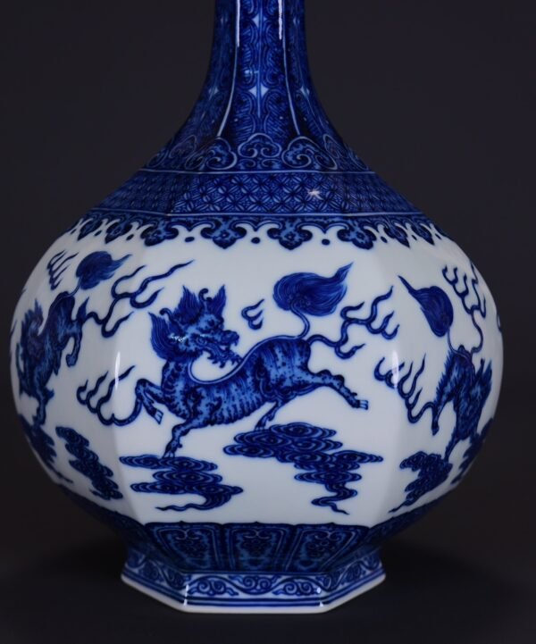 old collection of Qing Qianlong blue and white lion Ruyi Yuhuchun - Image 3