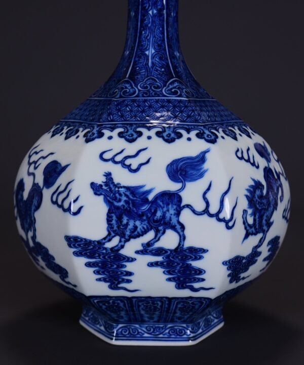 old collection of Qing Qianlong blue and white lion Ruyi Yuhuchun - Image 4