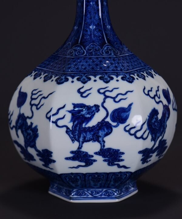 old collection of Qing Qianlong blue and white lion Ruyi Yuhuchun - Image 5