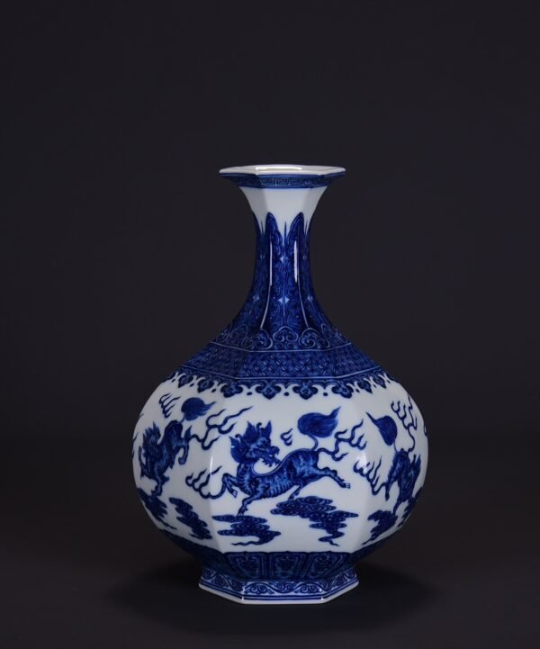 old collection of Qing Qianlong blue and white lion Ruyi Yuhuchun - Image 2