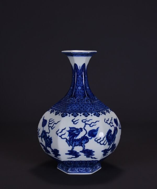 old collection of Qing Qianlong blue and white lion Ruyi Yuhuchun