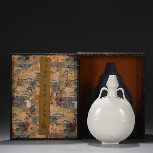 Old collection of Ming Dynasty Yongle sweet white glaze dark carved flower pattern moon-shaped vase