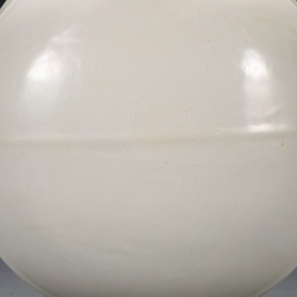 Old collection of Ming Dynasty Yongle sweet white glaze dark carved flower pattern moon-shaped vase - Image 2