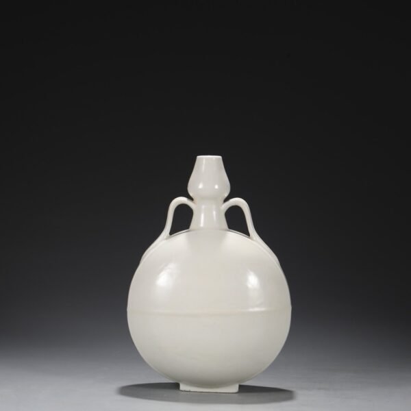 Old collection of Ming Dynasty Yongle sweet white glaze dark carved flower pattern moon-shaped vase - Image 3