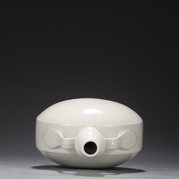 Old collection of Ming Dynasty Yongle sweet white glaze dark carved flower pattern moon-shaped vase - Image 4