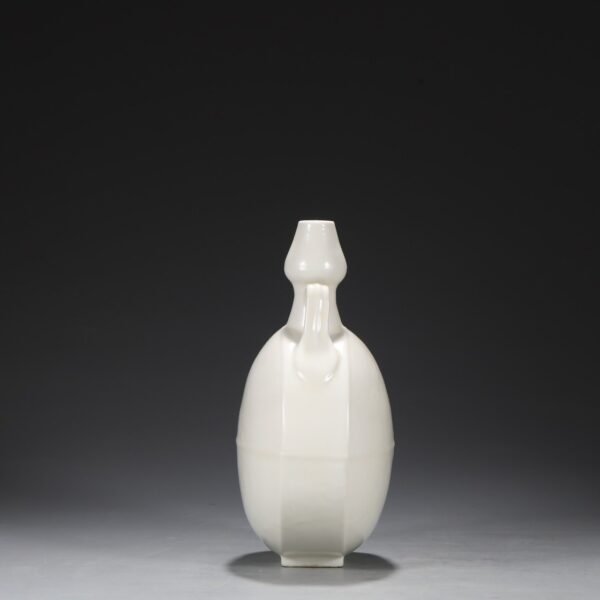 Old collection of Ming Dynasty Yongle sweet white glaze dark carved flower pattern moon-shaped vase - Image 6