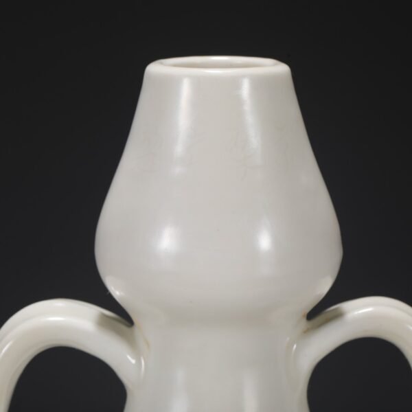 Old collection of Ming Dynasty Yongle sweet white glaze dark carved flower pattern moon-shaped vase - Image 7