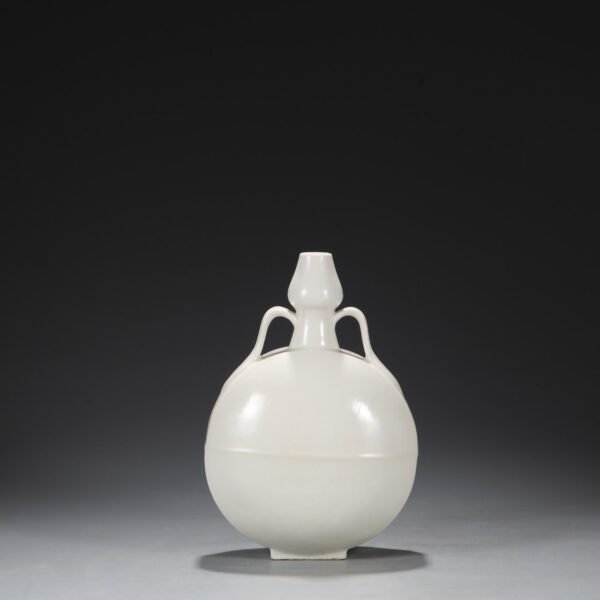 Old collection of Ming Dynasty Yongle sweet white glaze dark carved flower pattern moon-shaped vase - Image 9