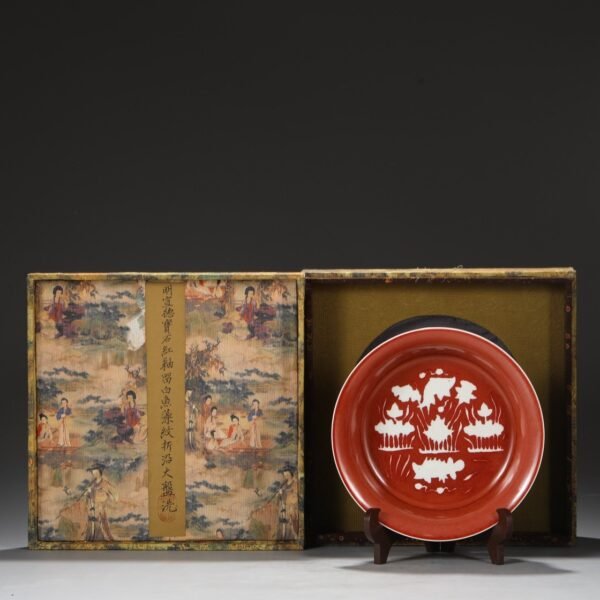 A large plate with red ruby ​​glaze and white fish and algae patterns from the Xuande period of the Ming Dynasty.