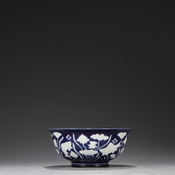 Old collection of Ming Dynasty Xuande sapphire blue glaze with white fish and algae pattern silver base large palace bowl - Image 2