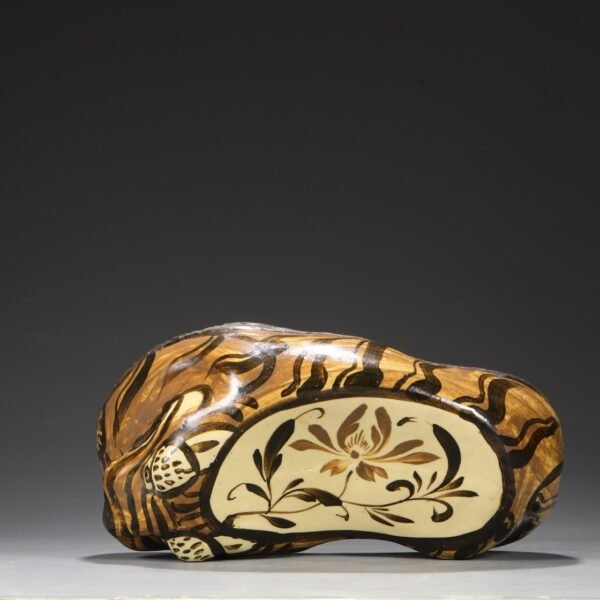 A large imperial tiger head pillow with brown floral patterns from the Cizhou kiln of the Northern Song Dynasty. - Image 2
