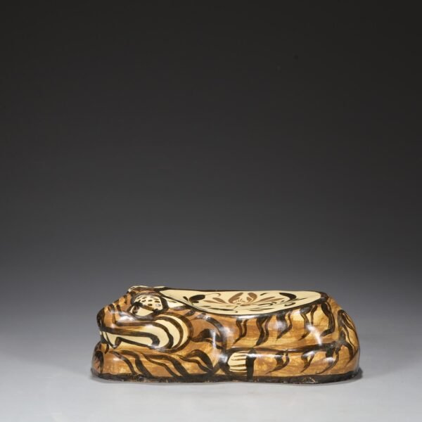 A large imperial tiger head pillow with brown floral patterns from the Cizhou kiln of the Northern Song Dynasty. - Image 3