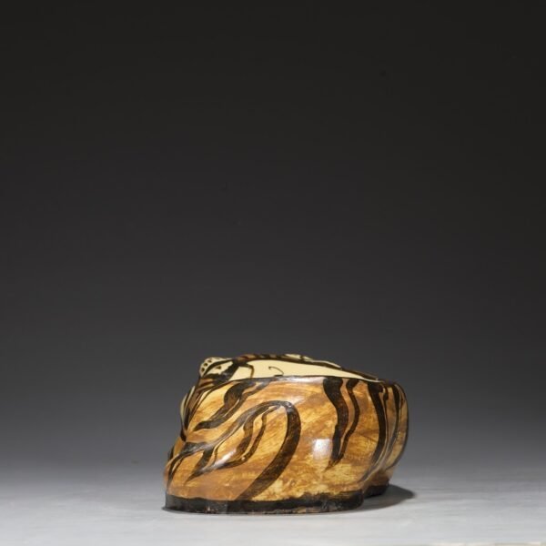 A large imperial tiger head pillow with brown floral patterns from the Cizhou kiln of the Northern Song Dynasty. - Image 9
