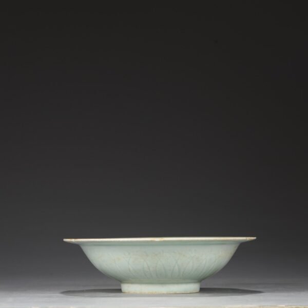 A large plate with a folded rim and carved with a baby playing with a pomegranate from the Hutian kiln of the Southern Song Dynasty. - Image 2