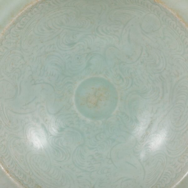 A large plate with a folded rim and carved with a baby playing with a pomegranate from the Hutian kiln of the Southern Song Dynasty. - Image 3