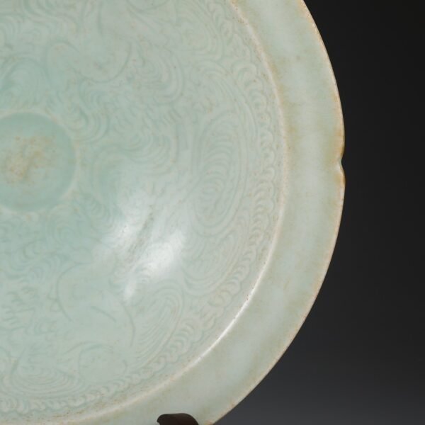 A large plate with a folded rim and carved with a baby playing with a pomegranate from the Hutian kiln of the Southern Song Dynasty. - Image 5