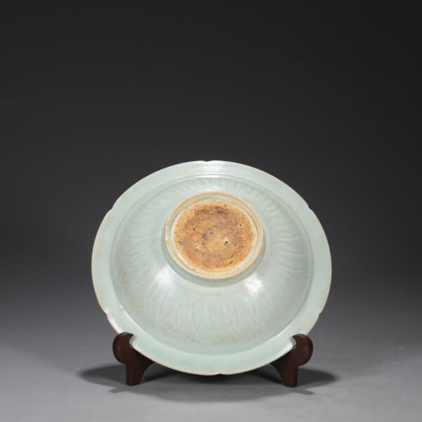 A large plate with a folded rim and carved with a baby playing with a pomegranate from the Hutian kiln of the Southern Song Dynasty. - Image 6