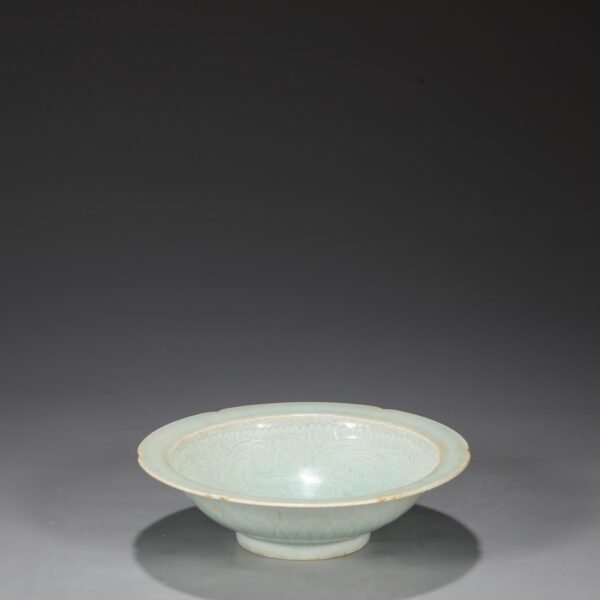 A large plate with a folded rim and carved with a baby playing with a pomegranate from the Hutian kiln of the Southern Song Dynasty. - Image 7