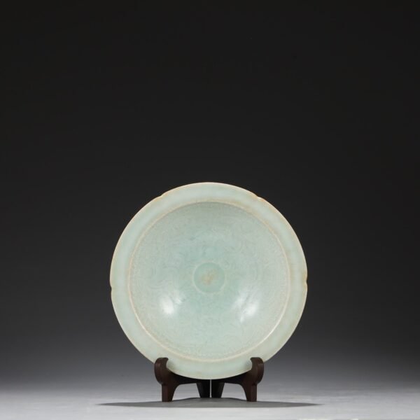 A large plate with a folded rim and carved with a baby playing with a pomegranate from the Hutian kiln of the Southern Song Dynasty. - Image 8