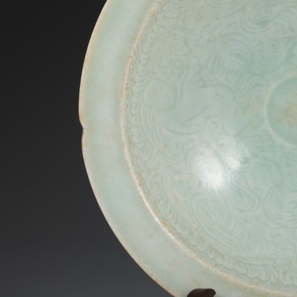 A large plate with a folded rim and carved with a baby playing with a pomegranate from the Hutian kiln of the Southern Song Dynasty. - Image 9